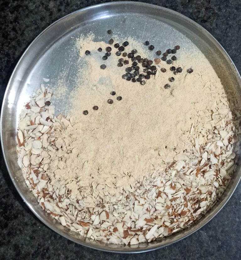 गोंद के लड्डू (Gond Ke Laddoo)