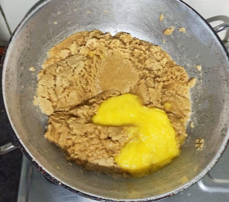 गोंद के लड्डू (Gond Ke Laddoo)