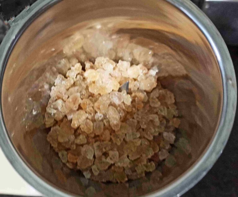 गोंद के लड्डू (Gond Ke Laddoo)