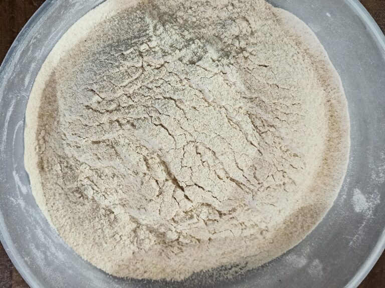 गोंद के लड्डू (Gond Ke Laddoo)