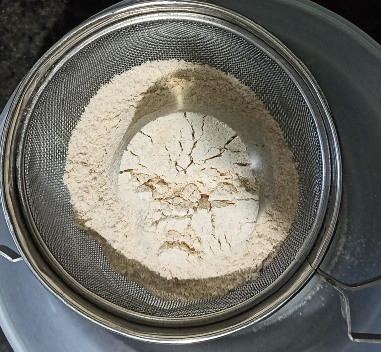 गोंद के लड्डू (Gond Ke Laddoo)