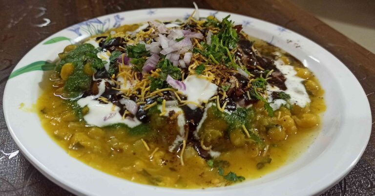 आलू टिक्की मटर चाट (Aaloo Tikki With Matar Chaat)