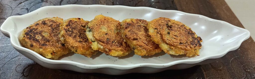 आलू टिक्की मटर चाट (Aaloo Tikki With Matar Chaat)