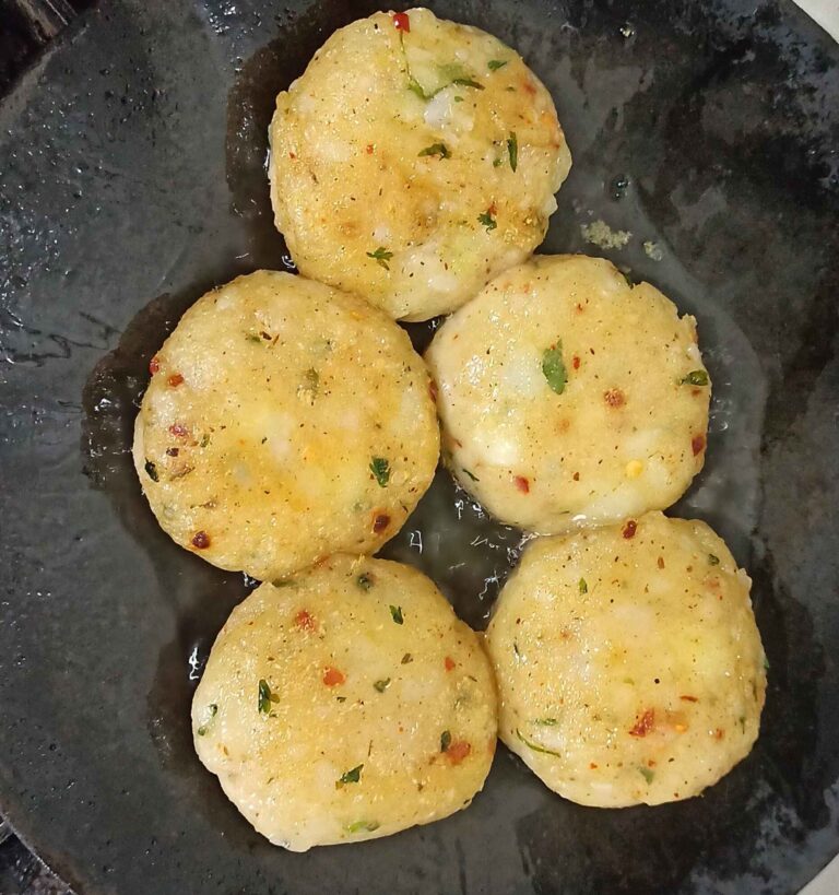 आलू टिक्की मटर चाट (Aaloo Tikki With Matar Chaat)