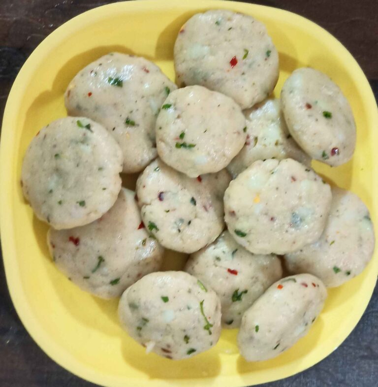 आलू टिक्की मटर चाट (Aaloo Tikki With Matar Chaat)