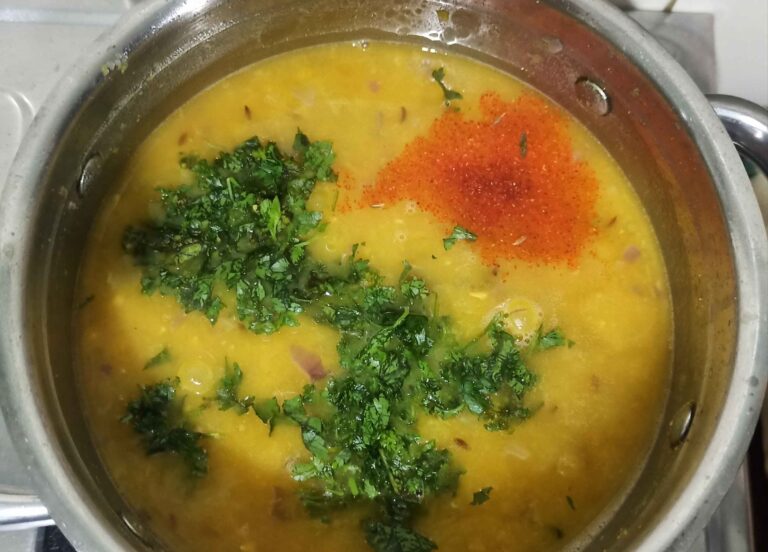 आलू टिक्की मटर चाट (Aaloo Tikki With Matar Chaat)