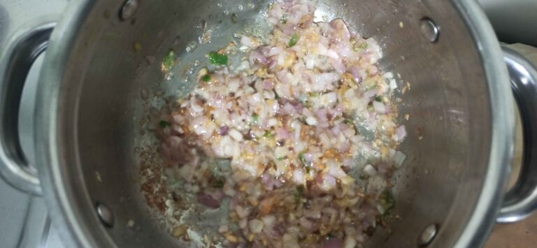 आलू टिक्की मटर चाट (Aaloo Tikki With Matar Chaat)