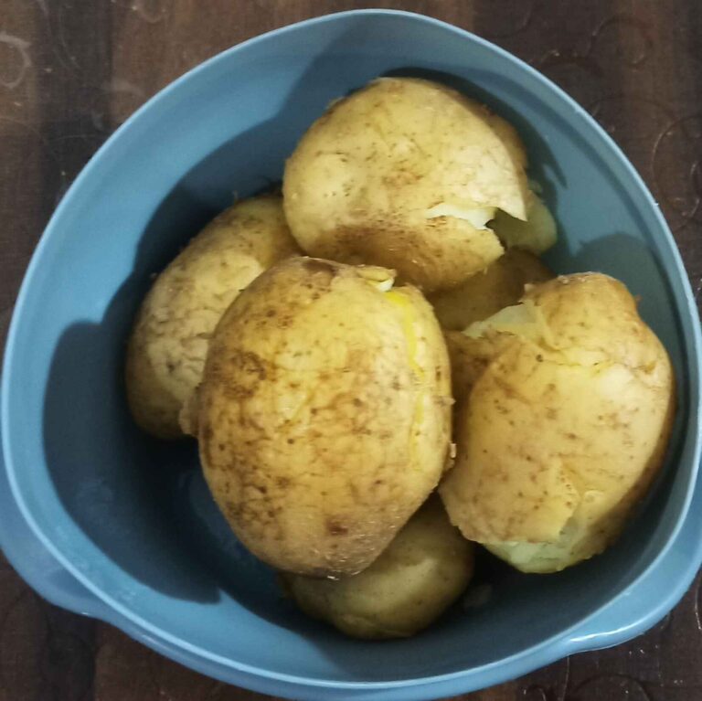 आलू टिक्की मटर चाट (Aaloo Tikki With Matar Chaat)