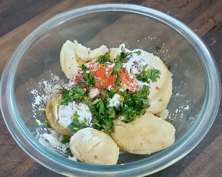 आलू टिक्की मटर चाट (Aaloo Tikki With Matar Chaat)
