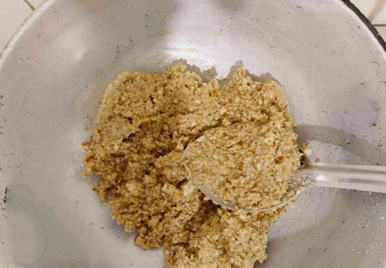 नारियल और ड्राईफ्रूट बर्फी रेसिपी (Coconut And Dryfruit Barfi Recipe)