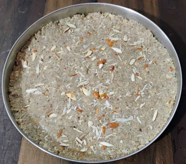 नारियल और ड्राईफ्रूट बर्फी रेसिपी (Coconut And Dryfruit Barfi Recipe)