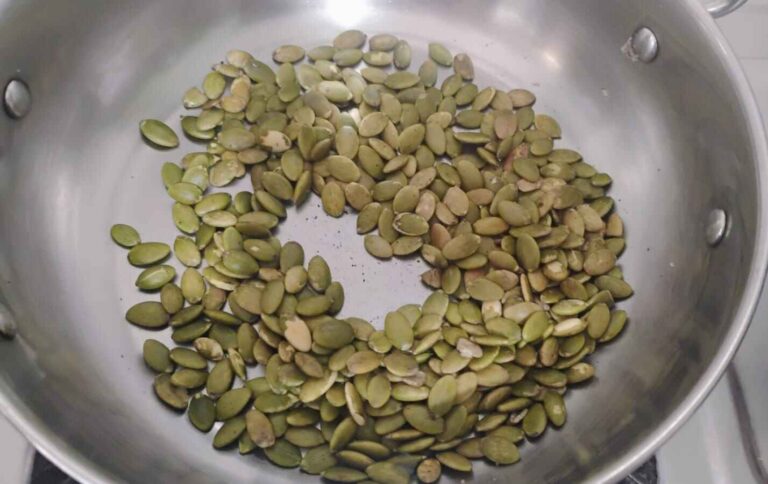नारियल और ड्राईफ्रूट बर्फी रेसिपी (Coconut And Dryfruit Barfi Recipe)