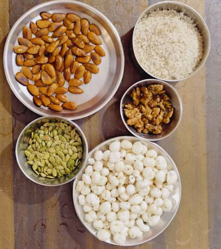 नारियल और ड्राईफ्रूट बर्फी रेसिपी (Coconut And Dryfruit Barfi Recipe)