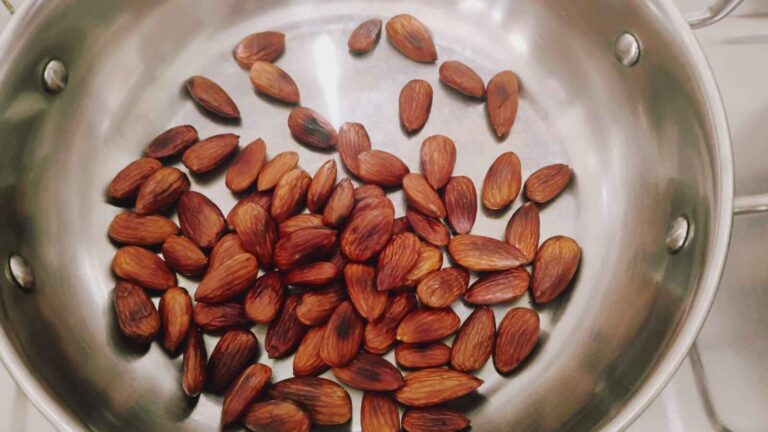 नारियल और ड्राईफ्रूट बर्फी रेसिपी (Coconut And Dryfruit Barfi Recipe)