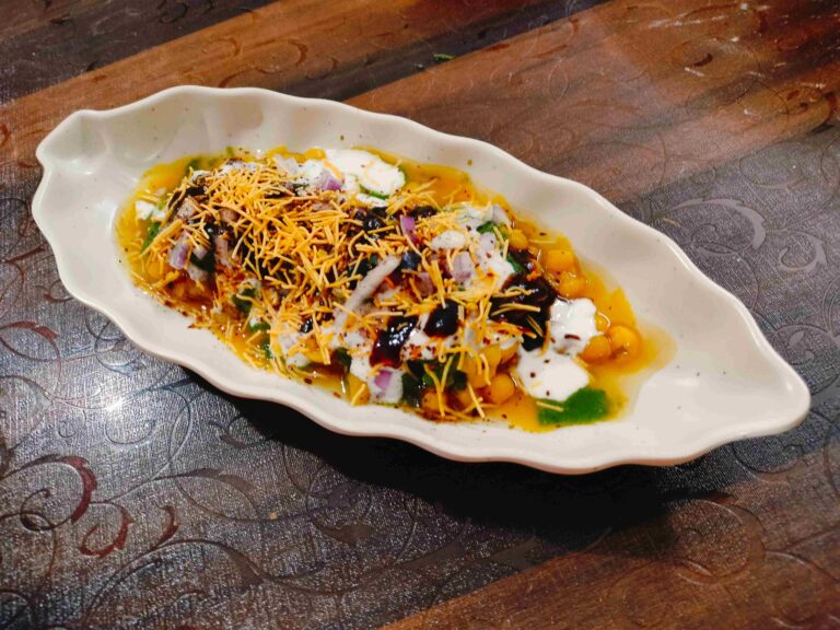 आलू टिक्की मटर चाट (Aaloo Tikki With Matar Chaat)
